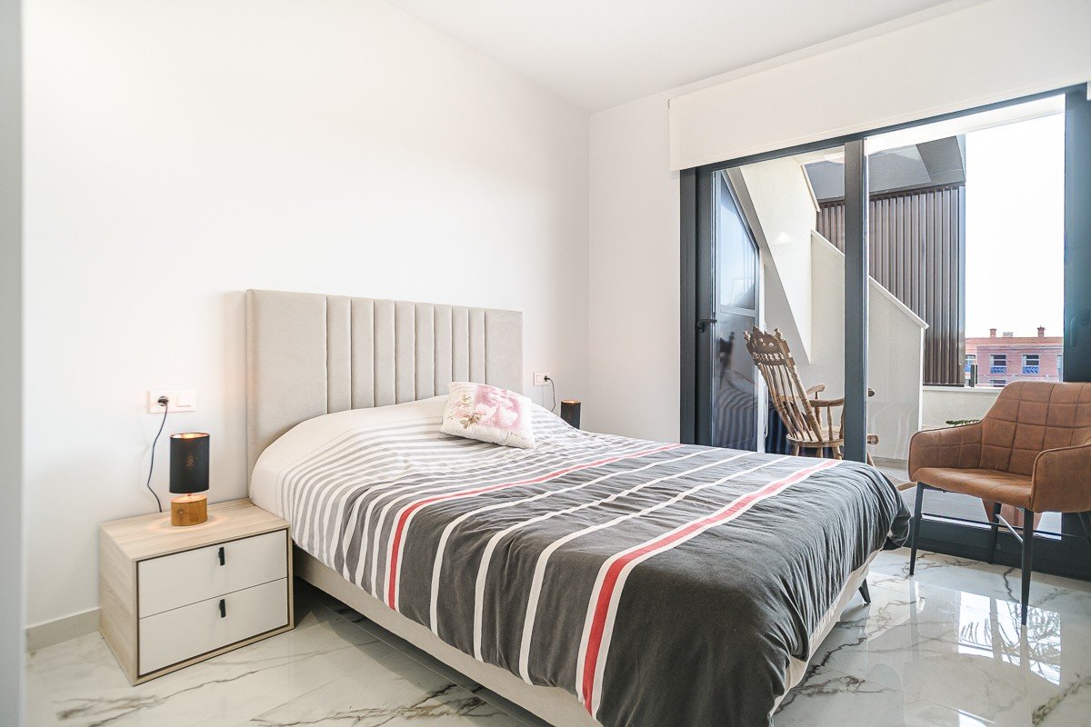Dieses nahezu neue Penthouse in Orihuela Costa vereint modernen Komfort mit einer erstklassigen Lage an der Costa Blanca . Die Immobilie verfügt über