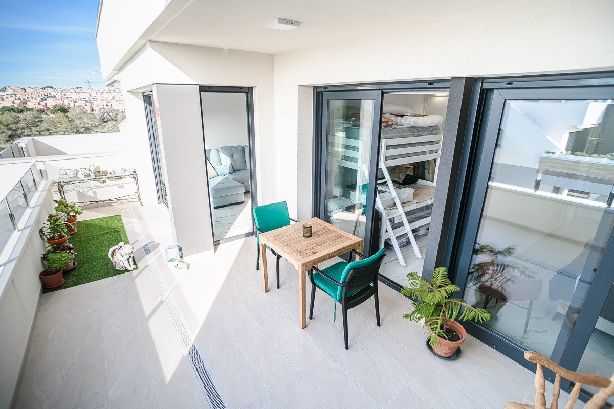 Dieses nahezu neue Penthouse in Orihuela Costa vereint modernen Komfort mit einer erstklassigen Lage an der Costa Blanca . Die Immobilie verfügt über