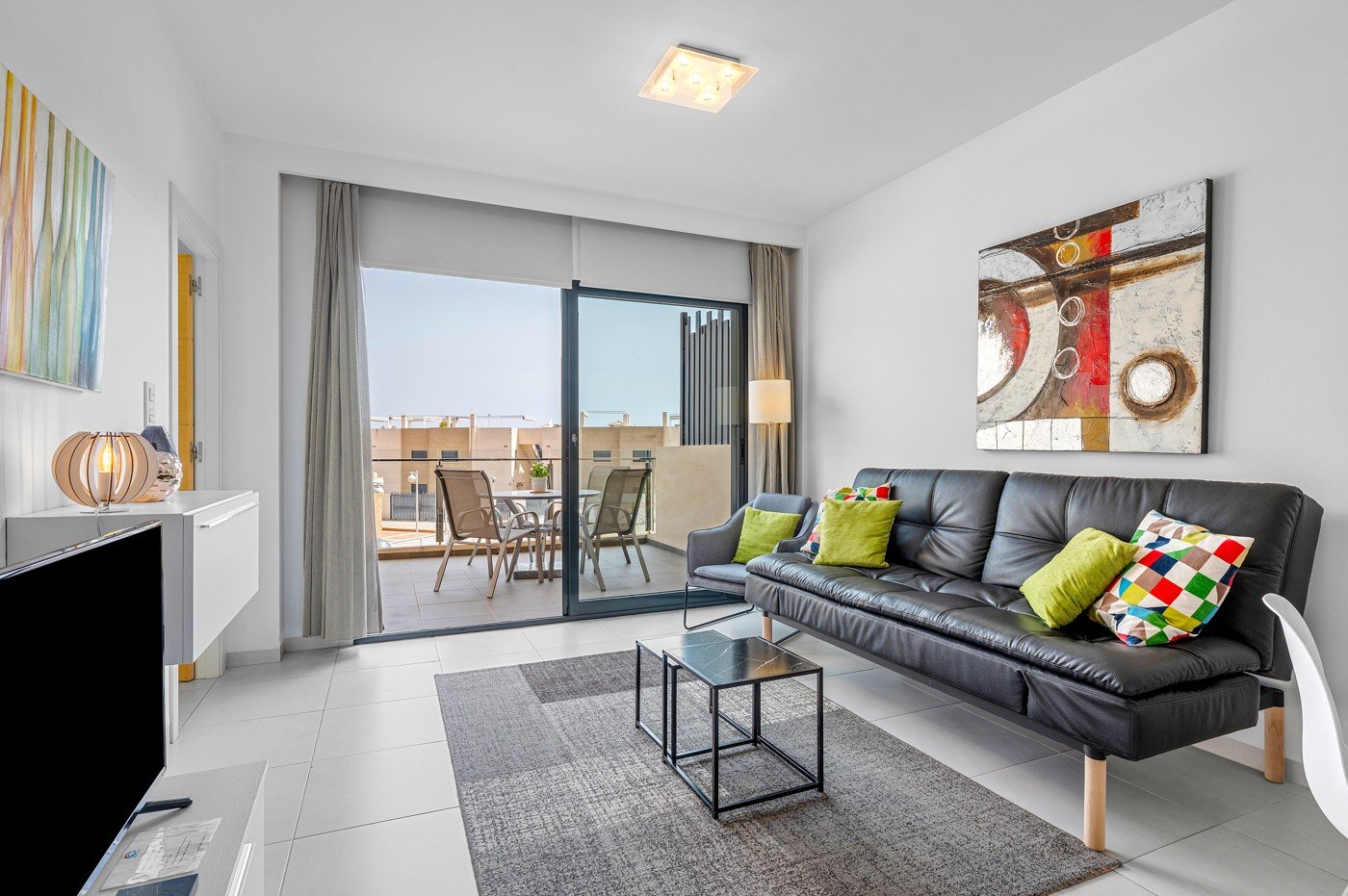  In der beliebten Gegend von La Zenia befindet sich dieses helle Apartment im exklusiven Residencial Sabrina, einer gepflegten Wohnanlage mit Gemeinsc
