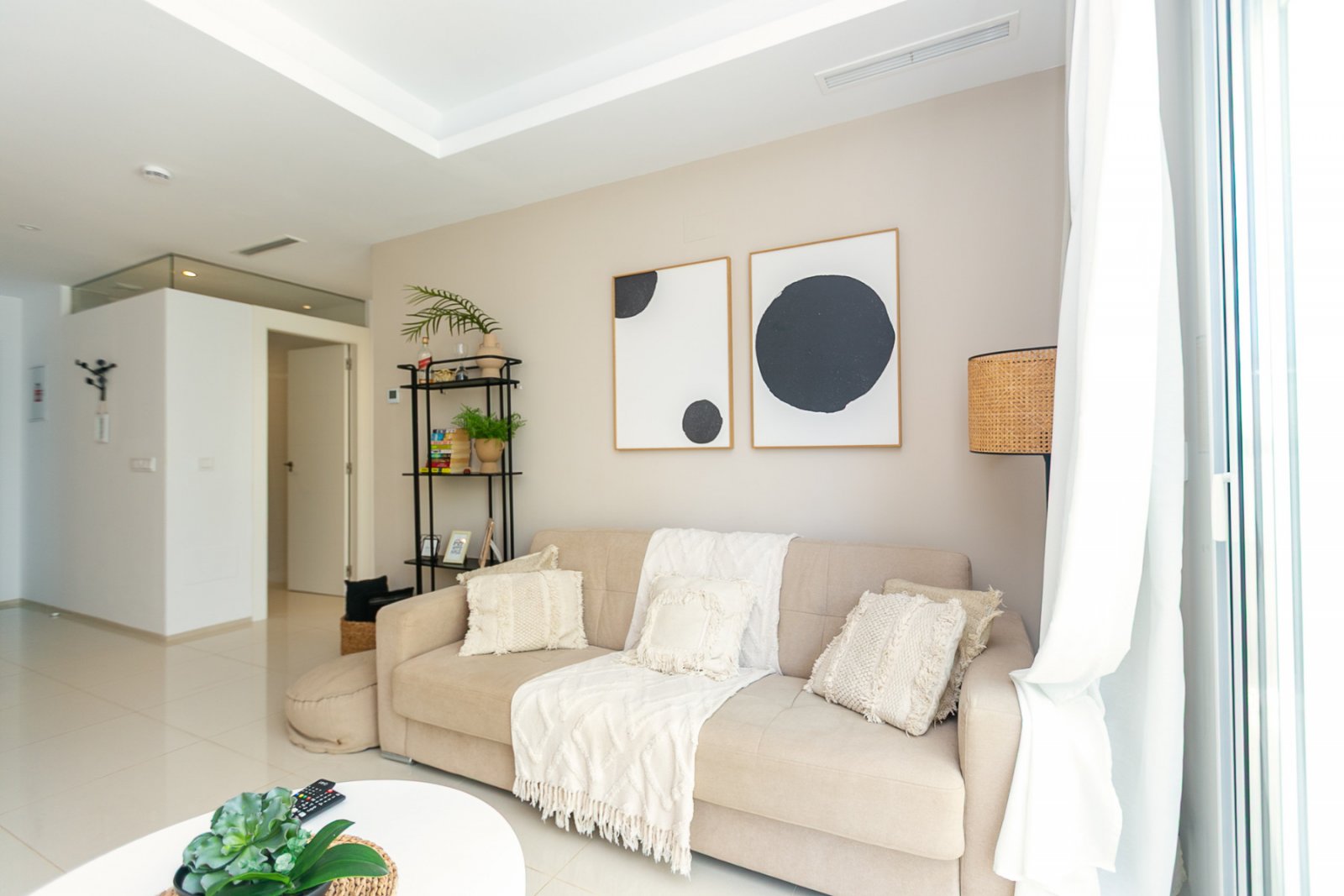 Wir präsentieren Ihnen diese stilvolle und moderne Erdgeschosswohnung aus dem Jahr 2019 in der exklusiven Wohnanlage Allegra Suits in Ciudad Quesada,