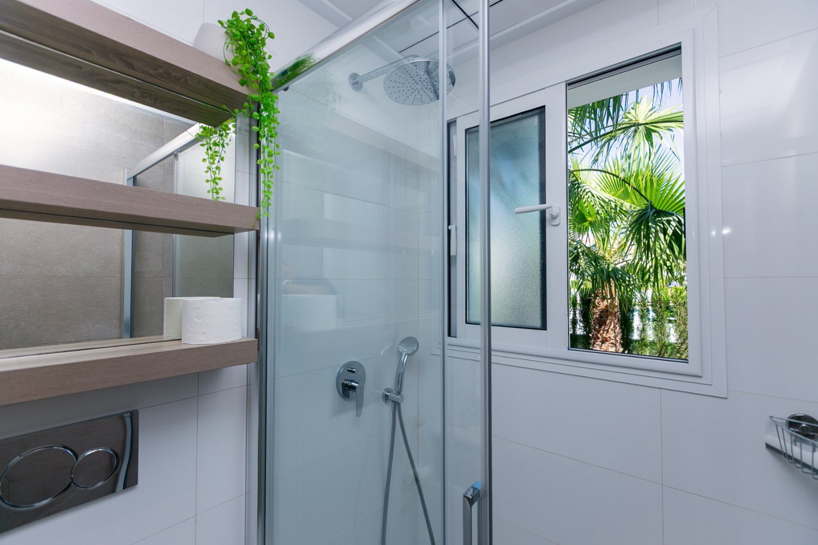 Wir präsentieren Ihnen diese stilvolle und moderne Erdgeschosswohnung aus dem Jahr 2019 in der exklusiven Wohnanlage Allegra Suits in Ciudad Quesada,