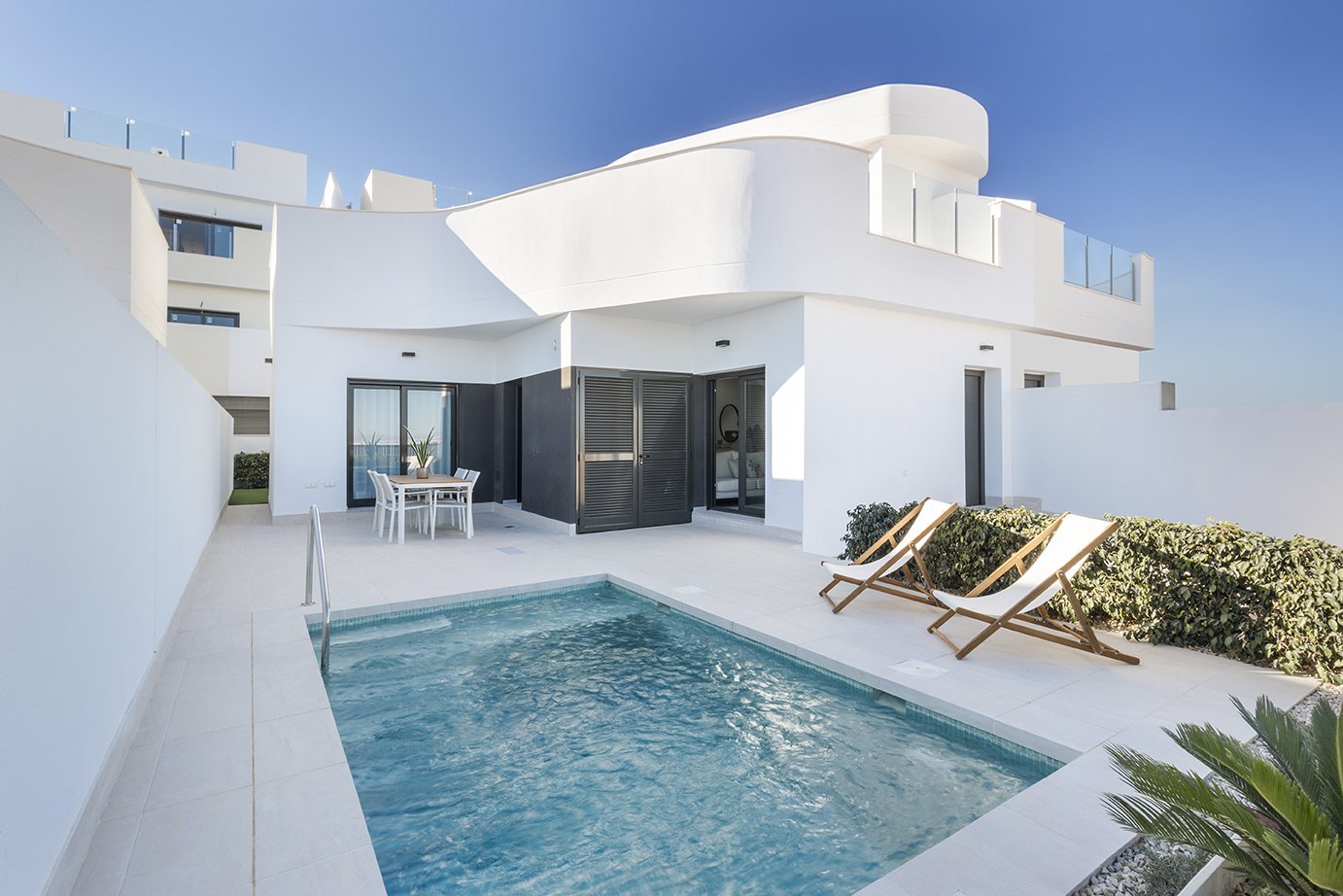 Dieses Reihenhaus befindet sich in der charmanten Stadt Torrevieja und bietet eine perfekte Kombination aus Komfort und Funktionalität. Mit einem mod