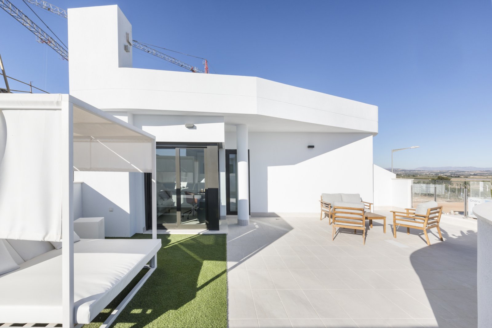 Dieses Reihenhaus befindet sich in der charmanten Stadt Torrevieja und bietet eine perfekte Kombination aus Komfort und Funktionalität. Mit einem mod