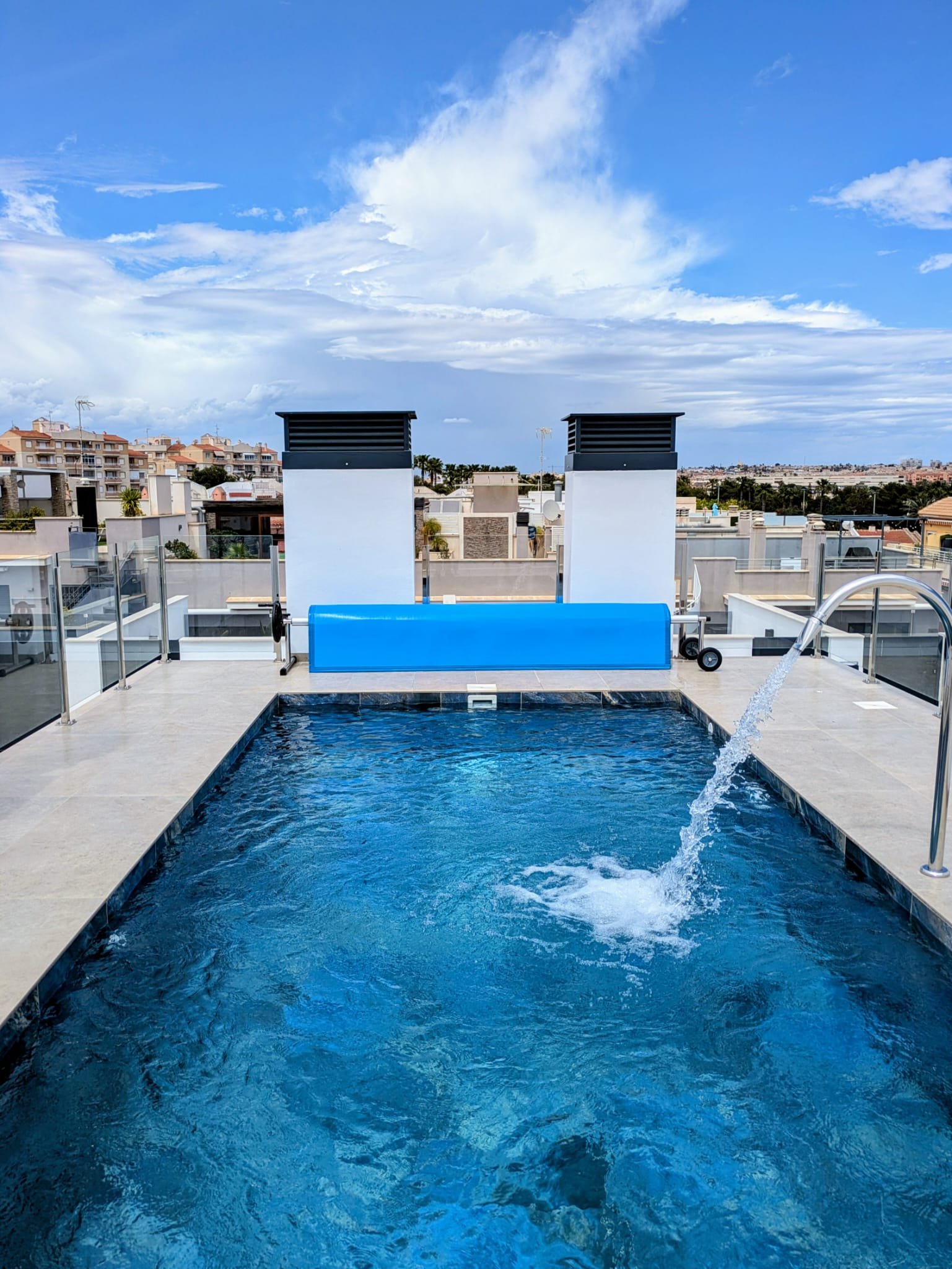 Torrevieja:  In der charmanten Stadt Torrevieja gelegen, bietet dieses exklusive Immobilienangebot eine Auswahl an Apartments und Erdgeschossen, ideal für diejeni 