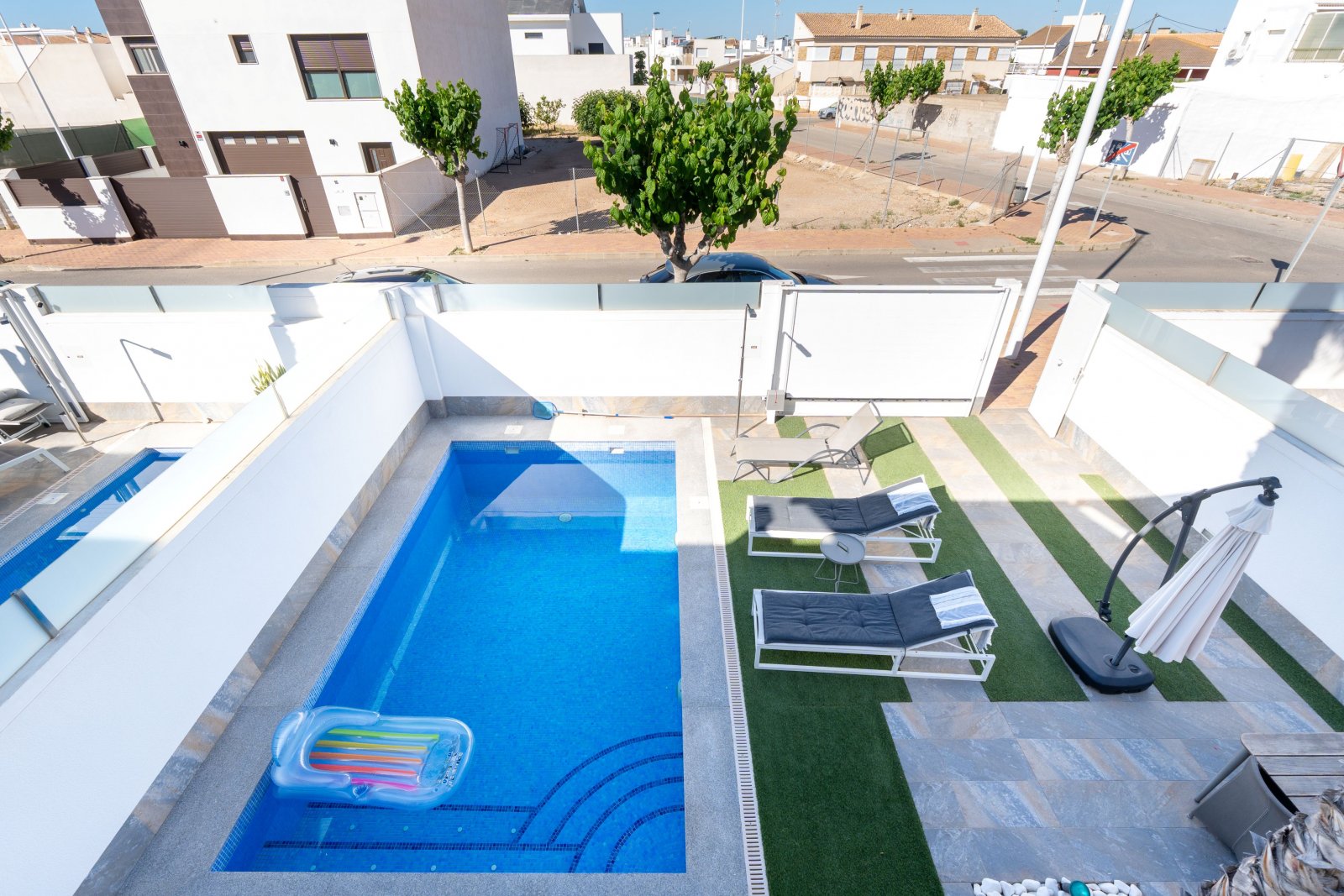 Dieses freistehende Chalet befindet sich in der charmanten Gemeinde San Pedro del Pinatar und bietet eine einzigartige Gelegenheit, das Leben an der