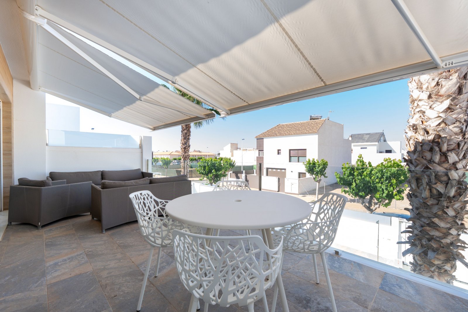 Dieses freistehende Chalet befindet sich in der charmanten Gemeinde San Pedro del Pinatar und bietet eine einzigartige Gelegenheit, das Leben an der