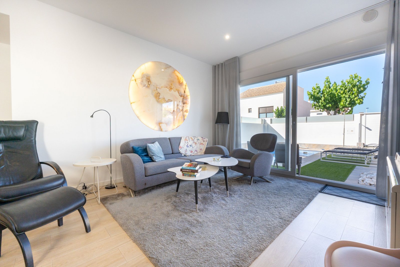 Dieses freistehende Chalet befindet sich in der charmanten Gemeinde San Pedro del Pinatar und bietet eine einzigartige Gelegenheit, das Leben an der