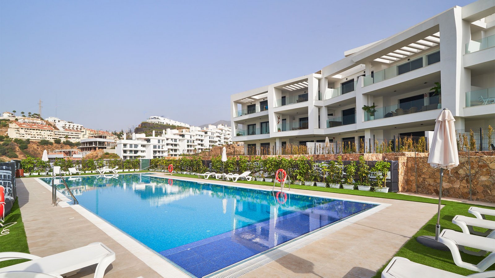  Higuerón Bay Residences by TM befindet sich in der privilegierten Gegend von El Higuerón in Fuengirola. Die Lage ist ausgezeichnet: Von der Anlage si