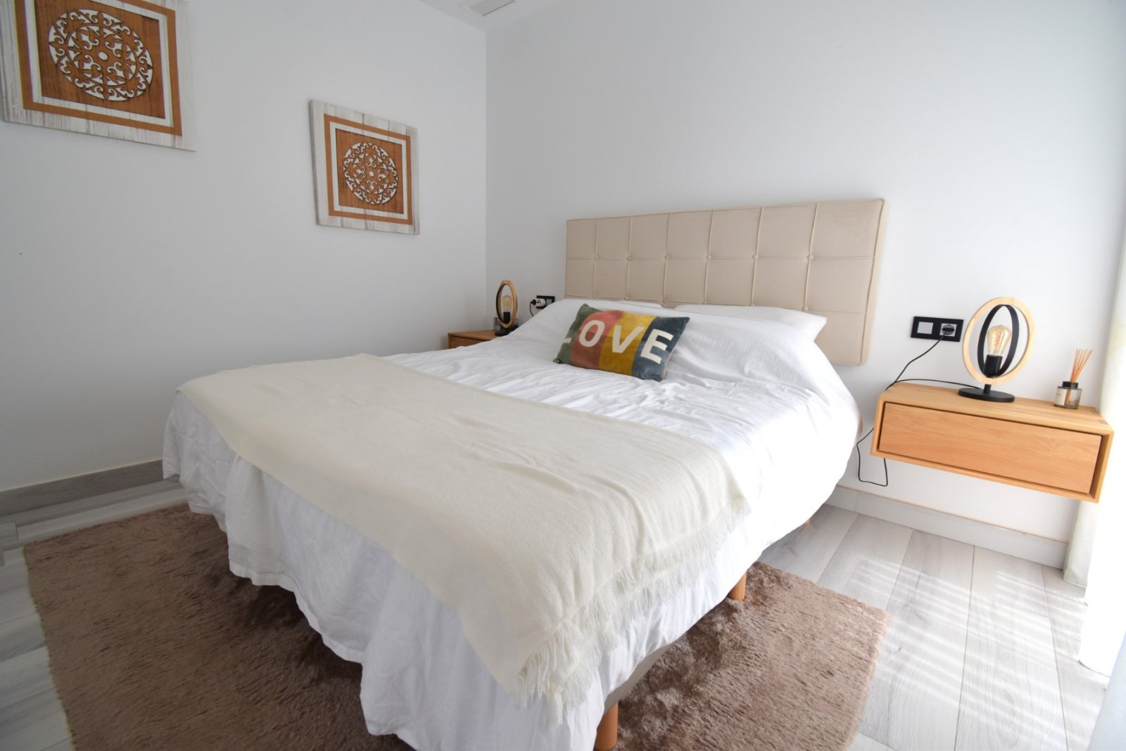 This South Facing, Four Bedroom, Detached Villa in Lomas de Cabo Roig is located within a five-minute walk of a good variety of bars and restaurants