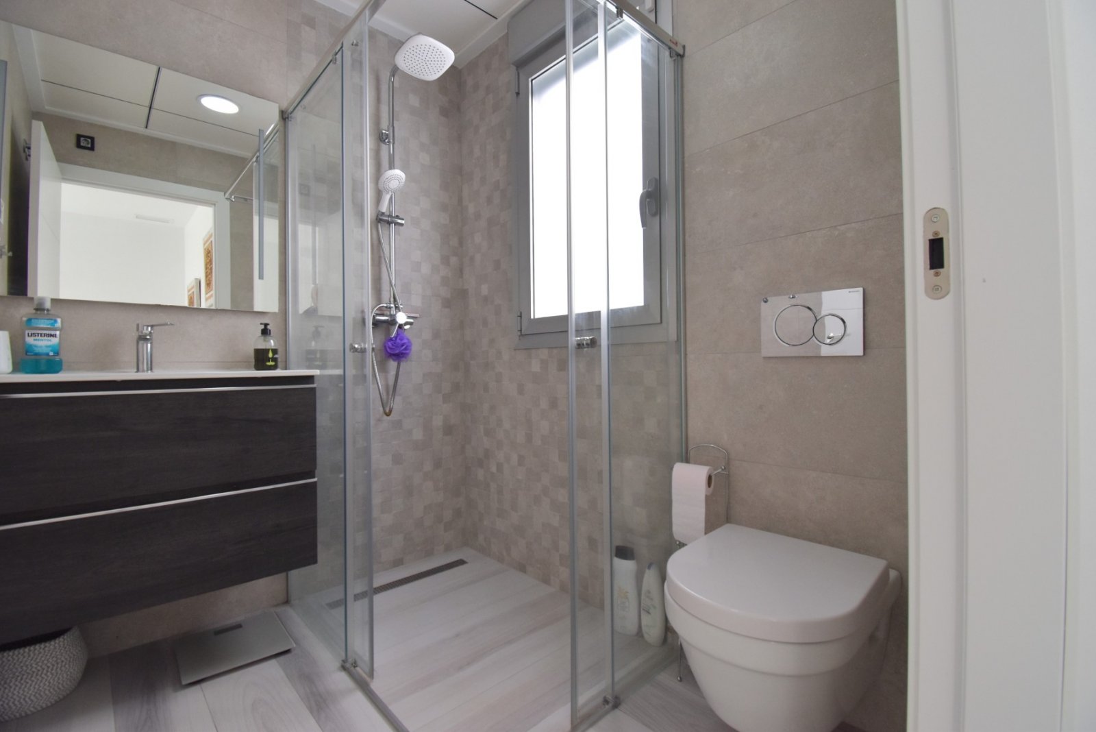 This South Facing, Four Bedroom, Detached Villa in Lomas de Cabo Roig is located within a five-minute walk of a good variety of bars and restaurants