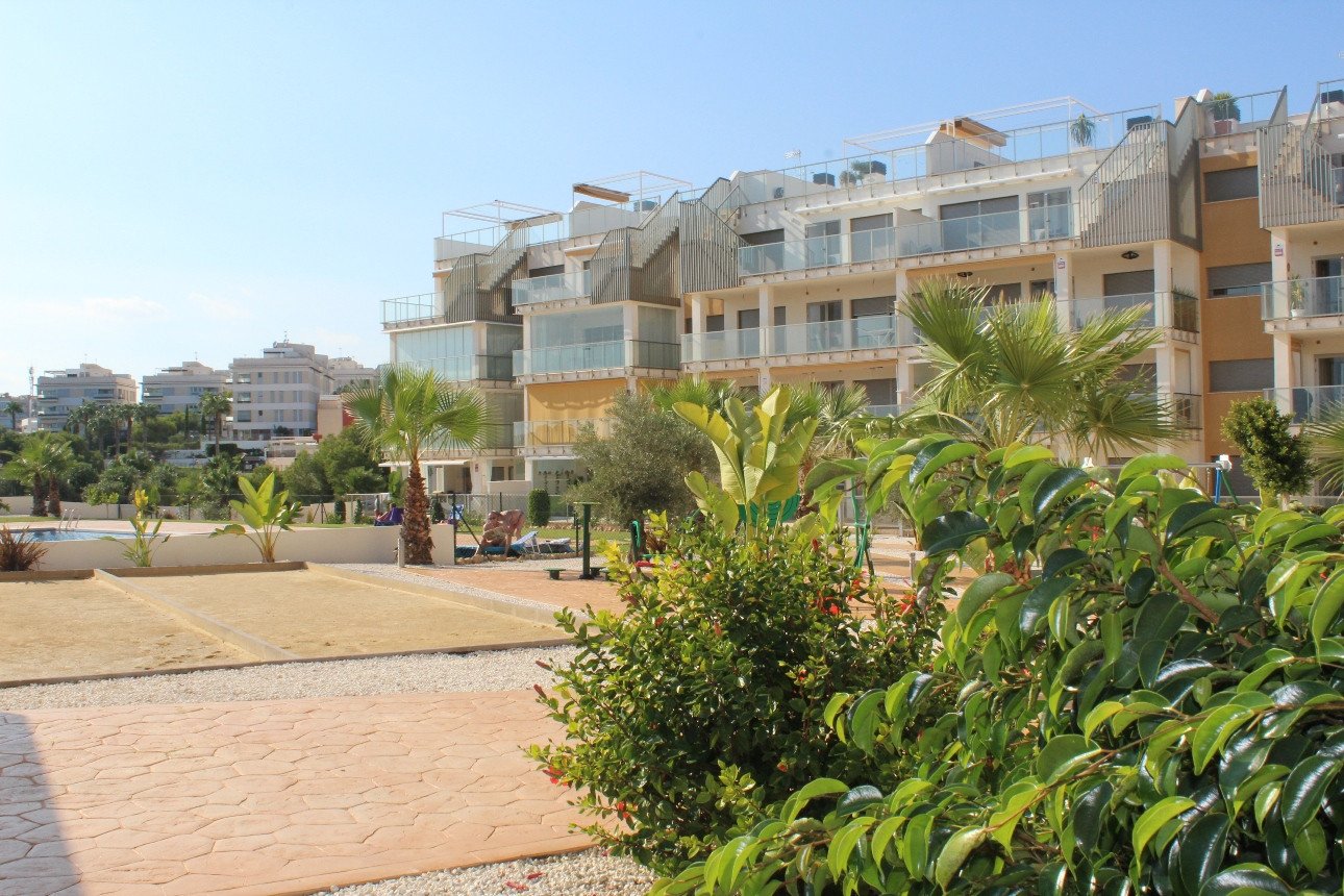 Erleben Sie modernes mediterranes Wohnen in diesem atemberaubenden Luxusapartment mit 2 Schlafzimmern in idealer Lage im Herzen von Villamartín, nur