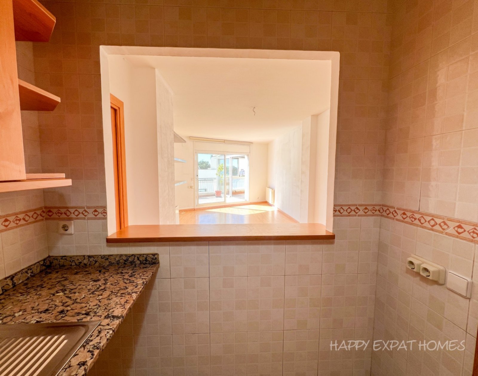 Helle 2-Zimmer-Wohnung mit großer TerrasseDiese charmante und sonnige Wohnung befindet sich nur 2 Gehminuten vom Bahnhof und der Innenstadt entfernt,