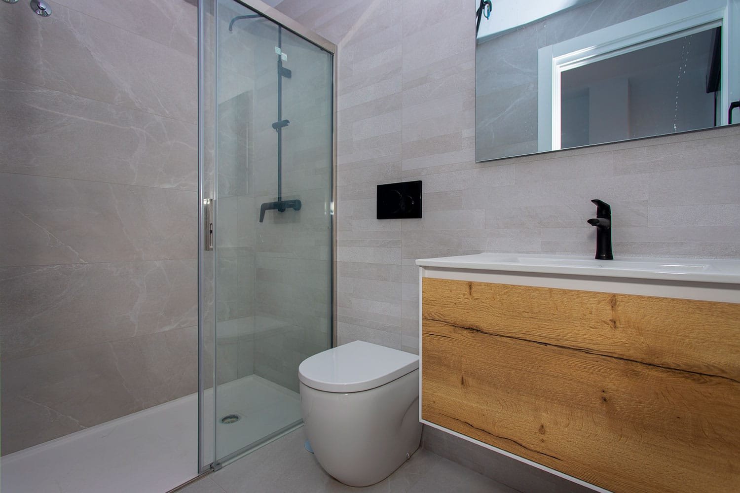 Neubauwohnung in Torrevieja zu verkaufen. Die Wohnung im dritten Stock bietet 2 geräumige Schlafzimmer, 2 Badezimmer (eins davon Ensuite), einen offe