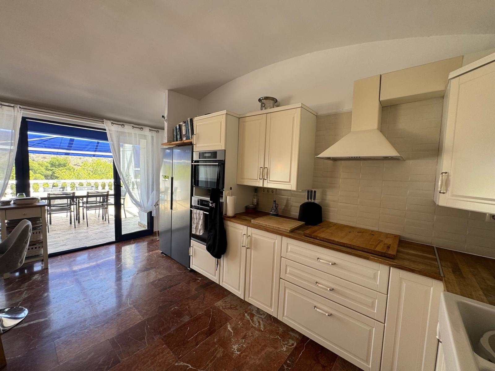 This beautifully maintained Claveles-style apartment is presented in immaculate condition and offers generous indoor and outdoor living spaces. Boas