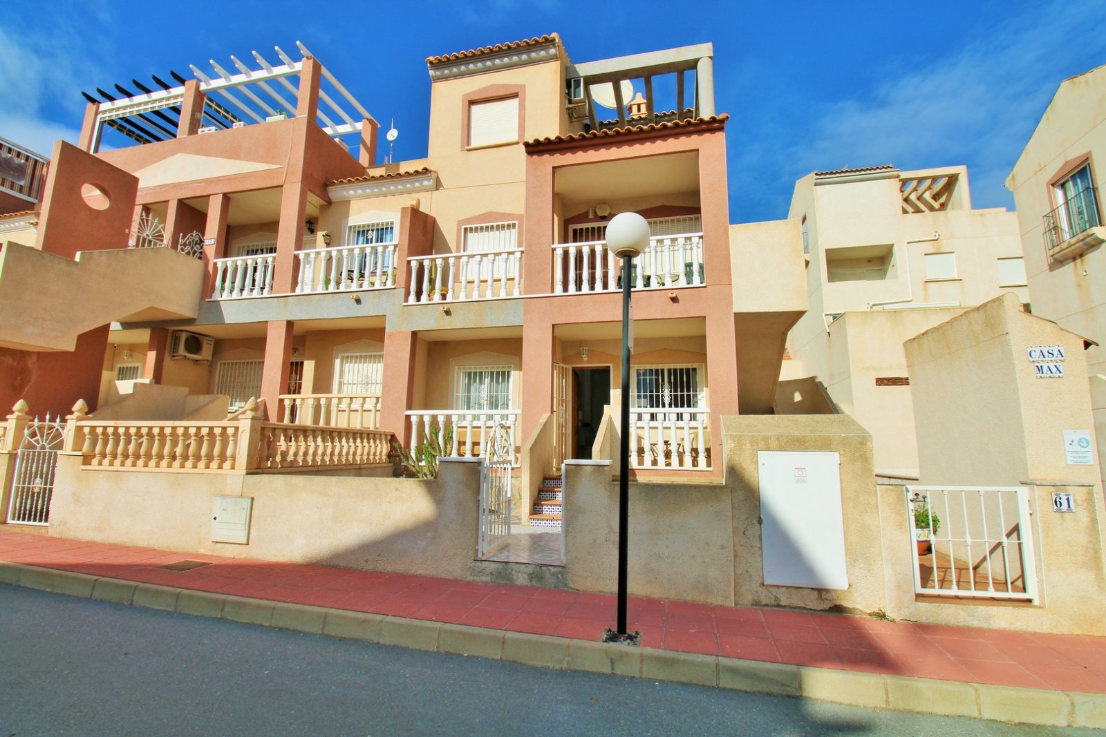 Diese gepflegte Erdgeschosswohnung mit 2 Schlafzimmern und Südausrichtung befindet sich in der beliebten Wohnanlage Florida Golf in Villamartin und b