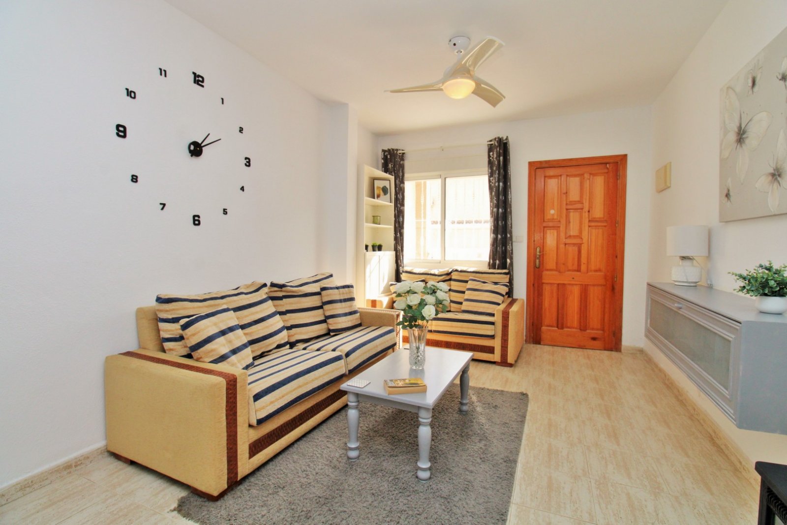 Diese gepflegte Erdgeschosswohnung mit 2 Schlafzimmern und Südausrichtung befindet sich in der beliebten Wohnanlage Florida Golf in Villamartin und b