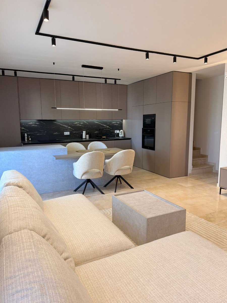 This beautifully renovated and fully furnished 138m² apartment offers spacious, modern living with high-quality finishes throughout. Designed for co