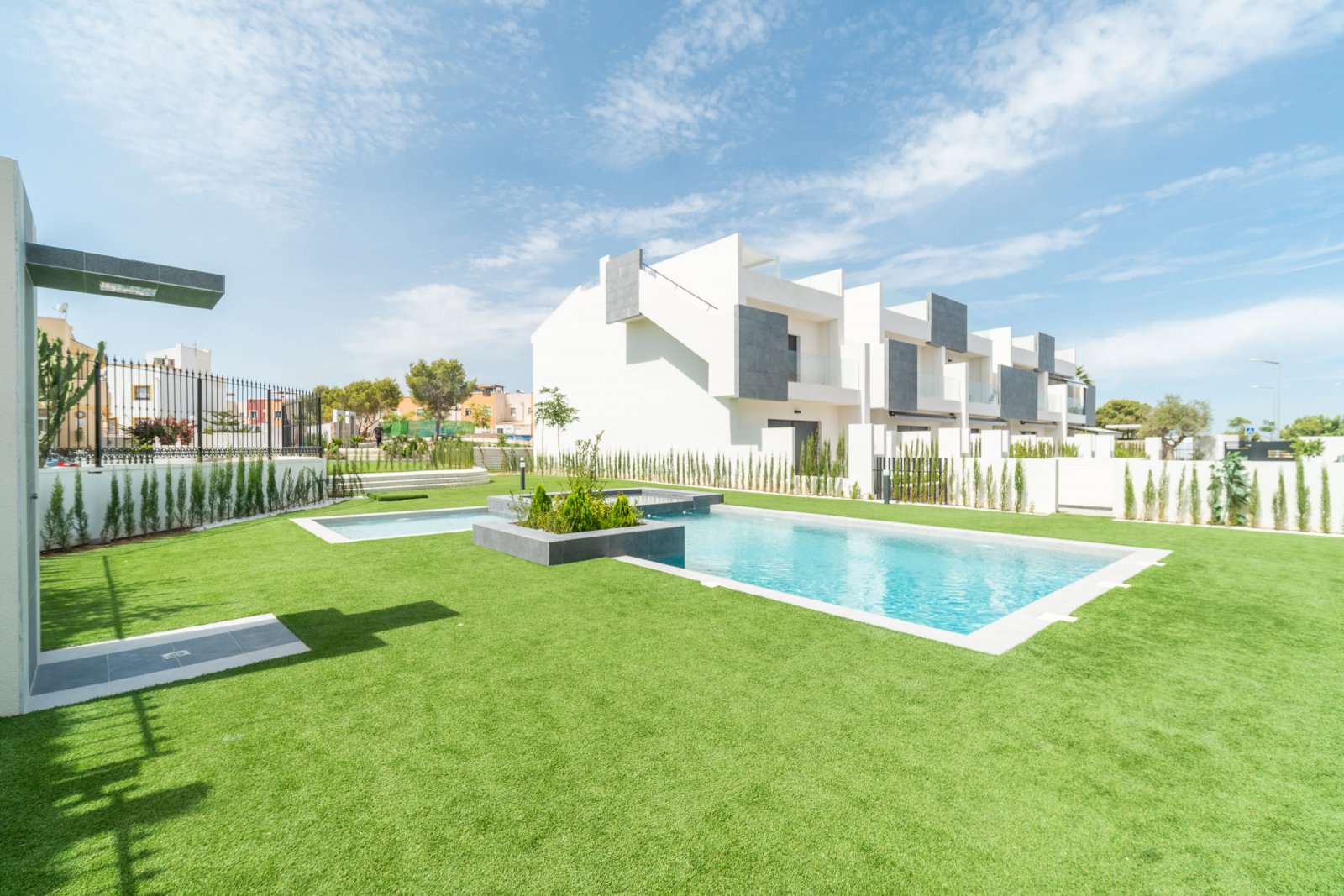  In der charmanten Stadt Torrevieja gelegen, bietet diese Wohnanlage eine Auswahl von 26 Bungalows, die in zwei Typen unterteilt sind: High-Bungalow u