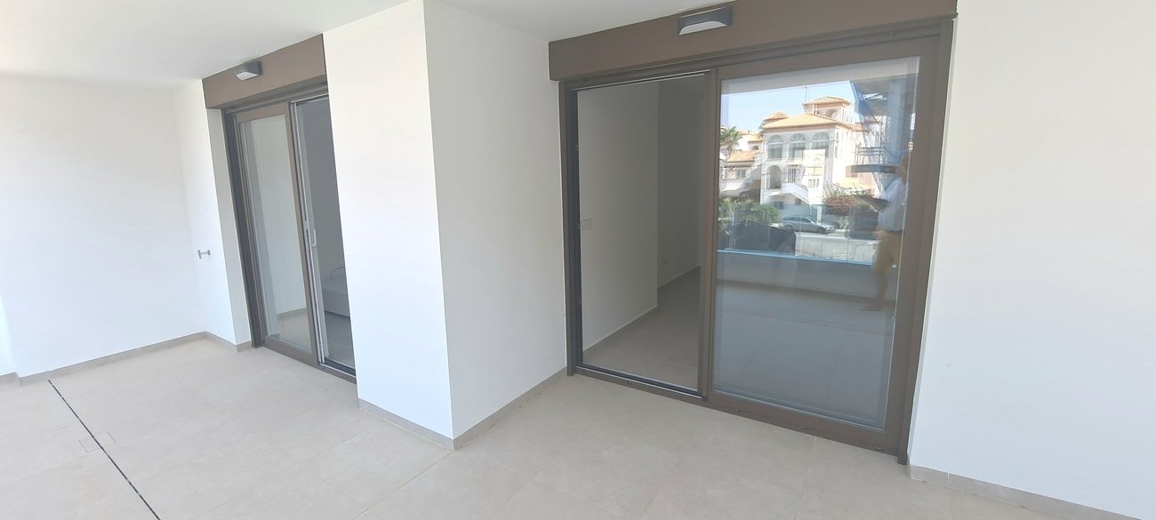 Don miss out on this unique opportunity to acquire an absolutely fantastic apartment in the newly developed Flamenca Sun located in the popular Pla
