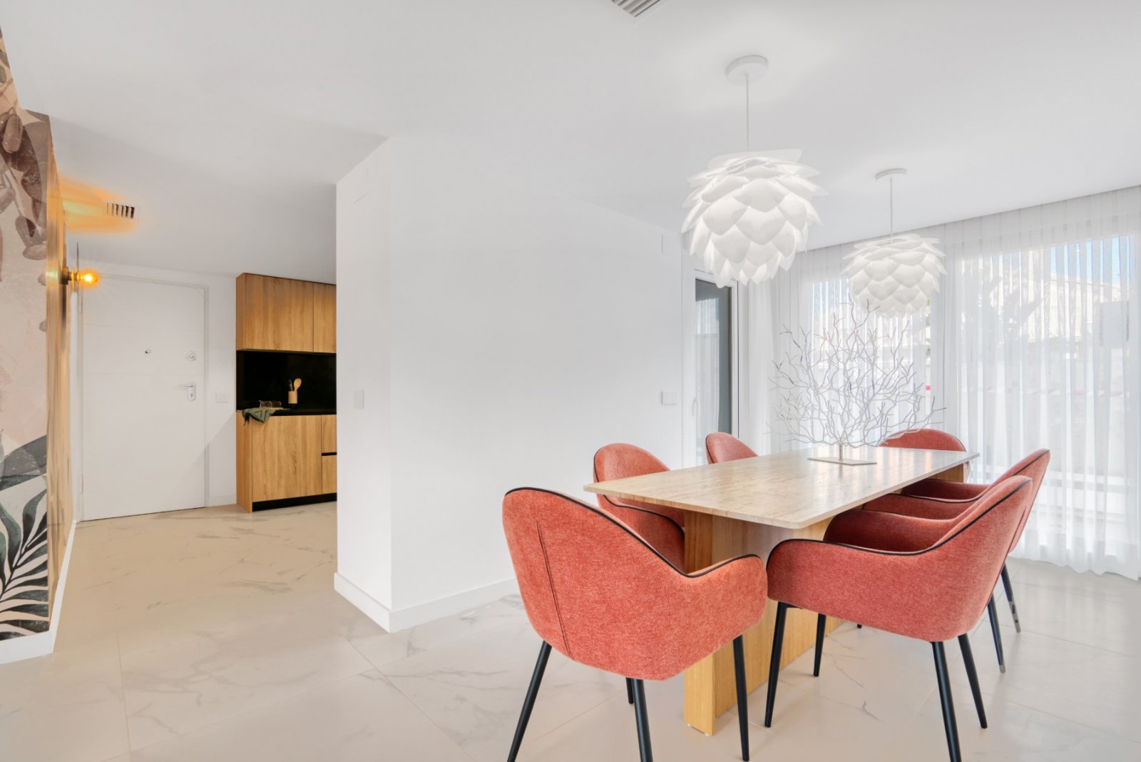  Experience luxury living with exclusive views of the sea and beach in Punta Prima, Torrevieja. This development offers 2- and 3-bedroom apartments, 