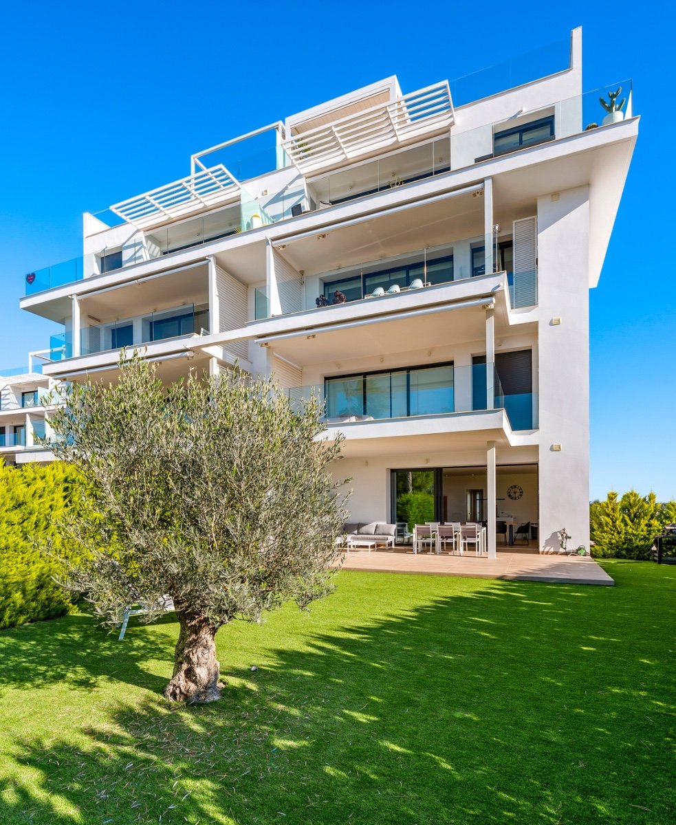 Erleben Sie mediterranes Wohnen der Extraklasse in diesem exklusiven Luxusapartment in der begehrten Wohnanlage Níspero innerhalb des Las Colinas Gol