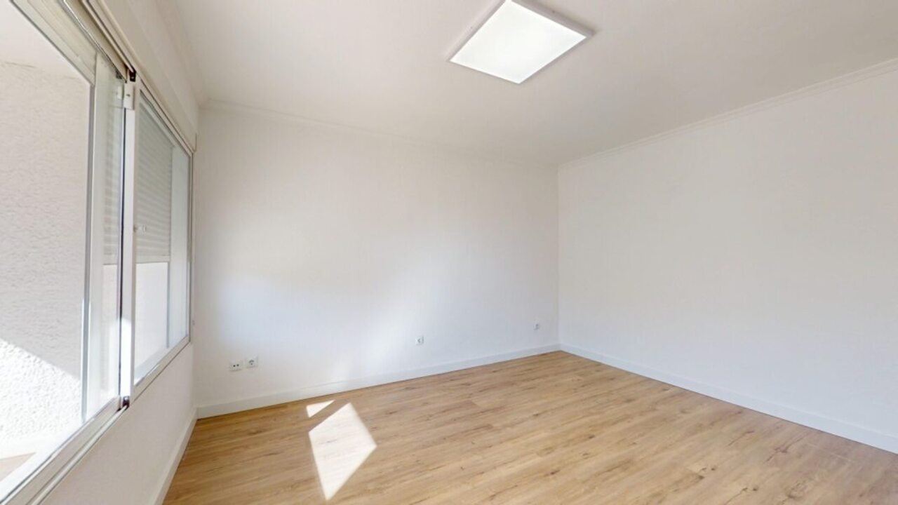 Prime Located Ground-Floor Bungalow in VillamartínTop draw renovated bungalow located in the heart of Villamartín, Orihuela Costa. Just fully refurb
