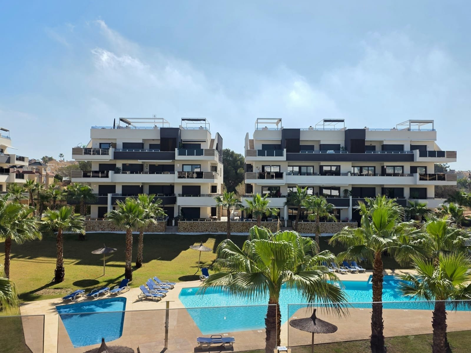 Luxuriöse Wohnung zum Verkauf im Resort Amanecer, im begehrten Viertel Los Altos an der Orihuela Costa. Die 2024 fertiggestellte, stilvolle