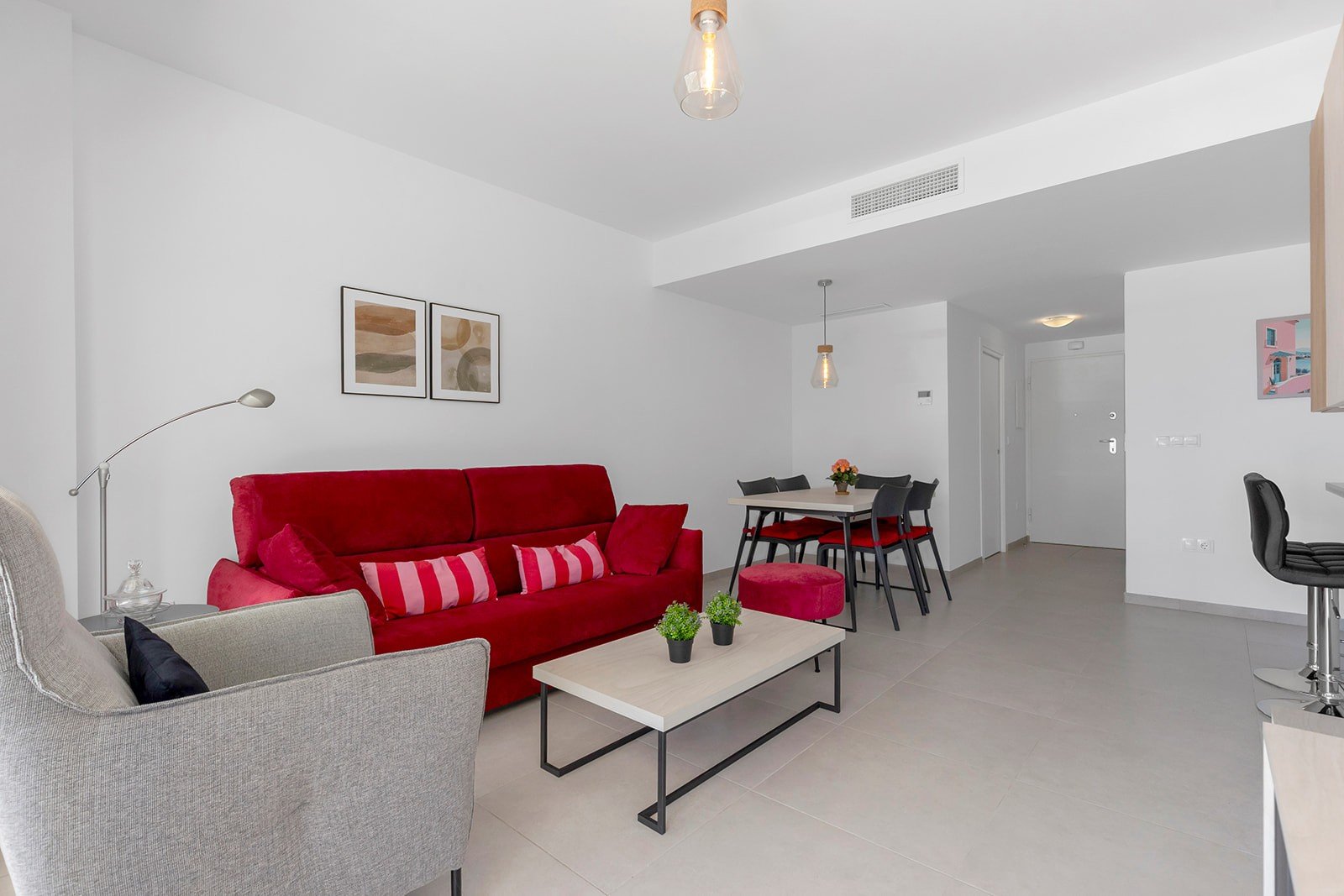  Entdecken Sie diese moderne und elegante Wohnung, die vollständig bezugsfertig ist und sich im beliebten Stadtteil Villamartín befindet. Die Wohnung 