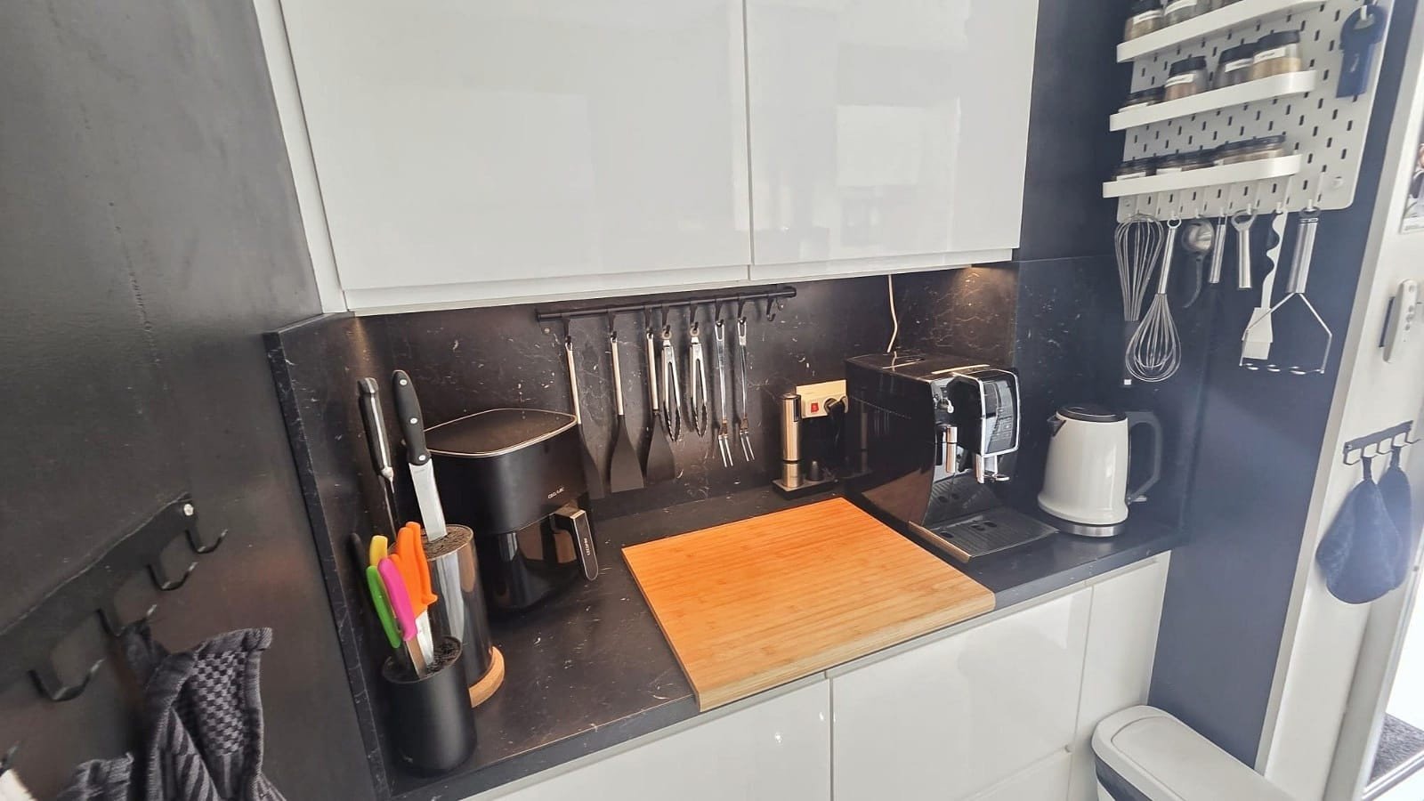 Entdecken Sie diese außergewöhnliche Erdgeschosswohnung mit 3 Schlafzimmern und 2 Bädern in der begehrten Gegend von Villamartín – Los Dolses an der 