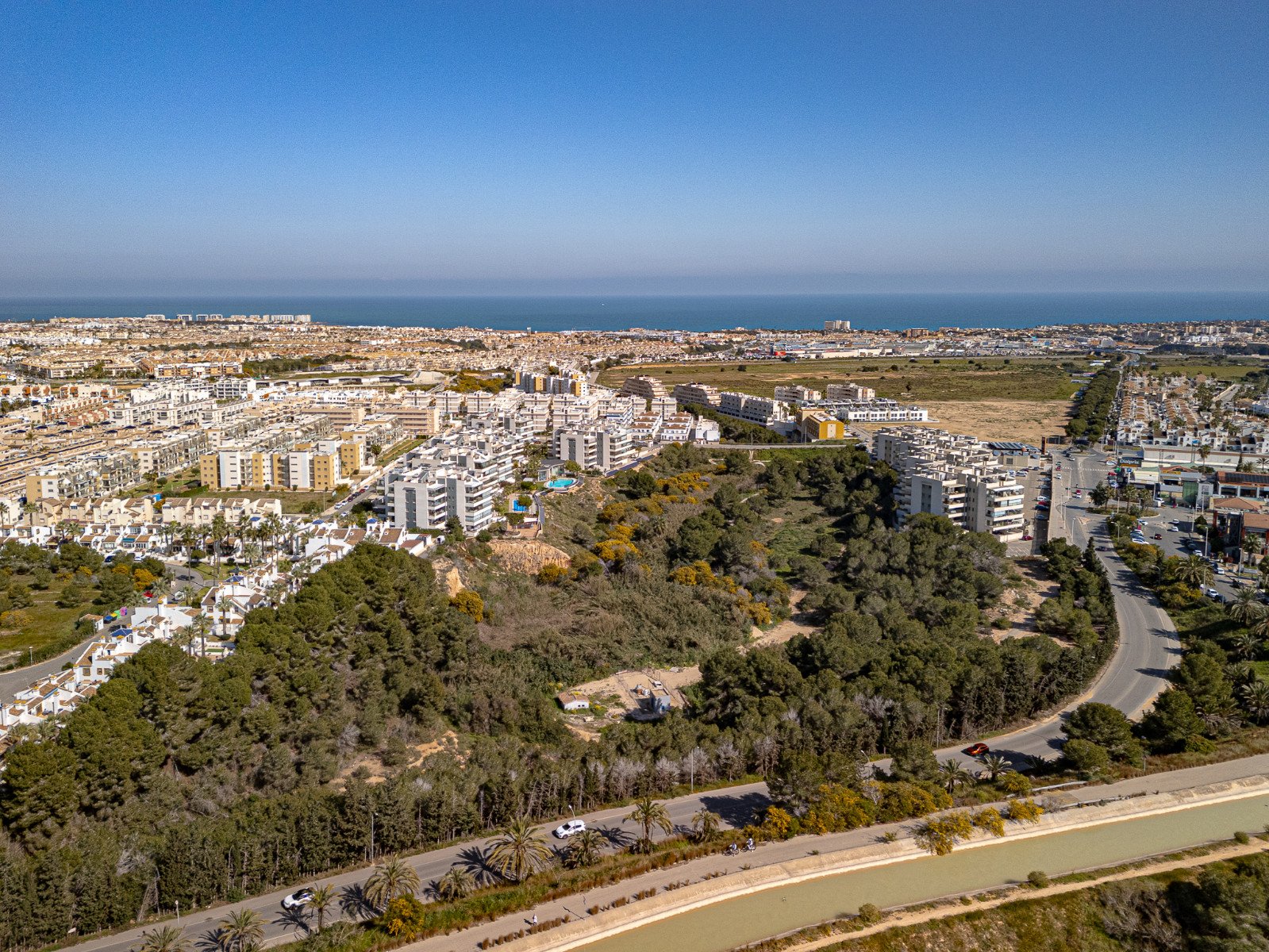  Entdecken Sie diese spektakuläre Wohnung in der exklusiven Wohnanlage Green Hills in Los Dolses, erbaut im Jahr 2022 mit hochwertigen Materialien und