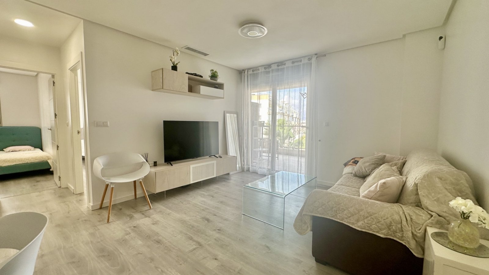  Entdecken Sie diese elegante, komplett möblierte Wohnung in der begehrten Wohnanlage Green Hills in Villamartín, Orihuela Costa.Sie befindet sich im&