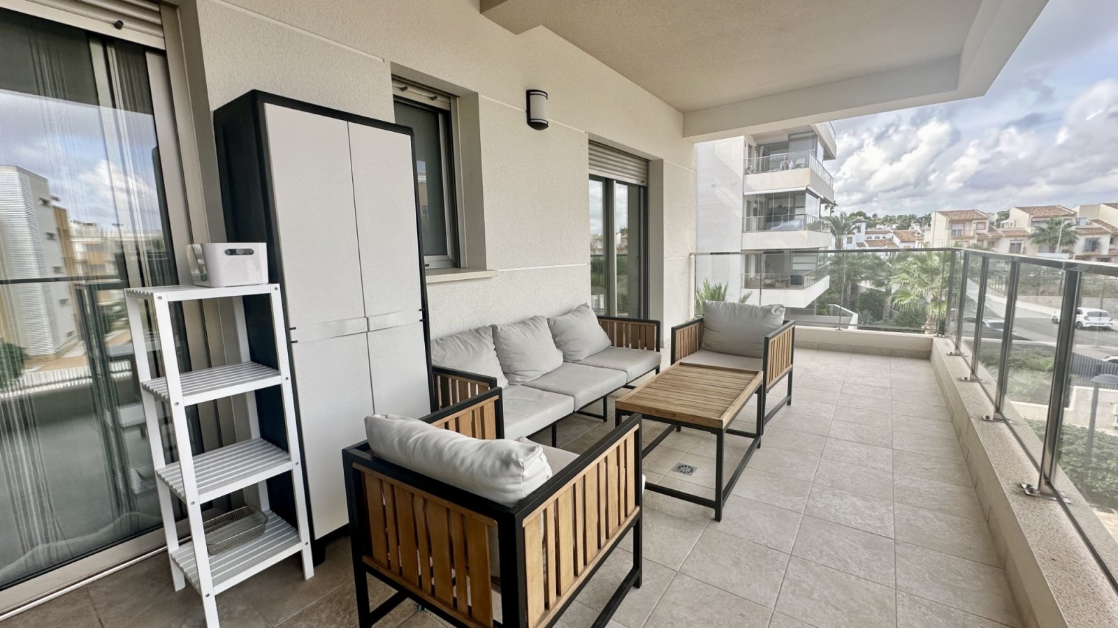  Entdecken Sie diese elegante, komplett möblierte Wohnung in der begehrten Wohnanlage Green Hills in Villamartín, Orihuela Costa.Sie befindet sich im&