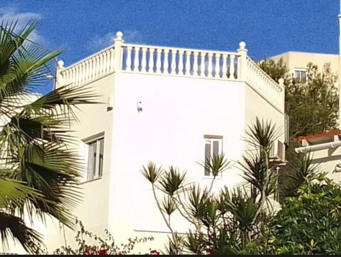 Discover this spacious 1-bedroom apartments in the tranquil residential area of Los Pinos, San Miguel de Salinas. Designed to maximize light and com