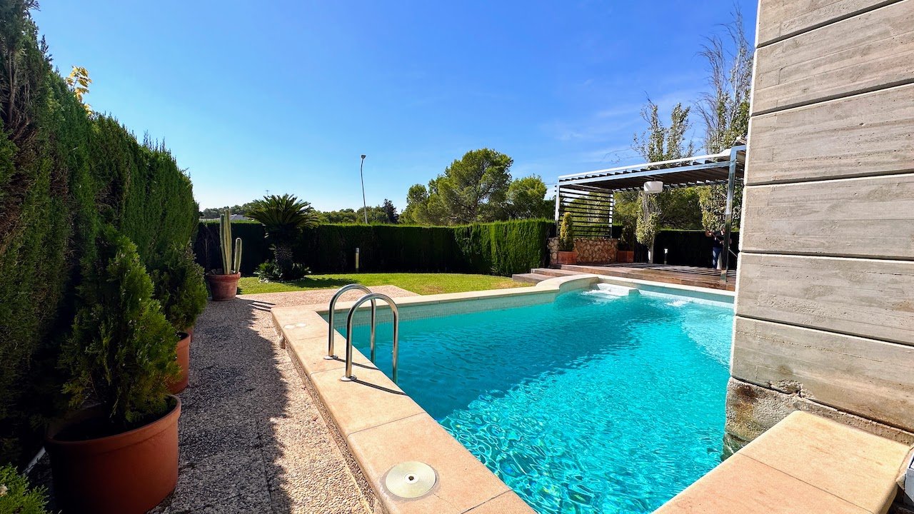 4 Bed & Bath | Great Location near Coast & Golf | Landscaped Gardens | Garage for 3 – 4 Cars | Spacious Porch | Securit