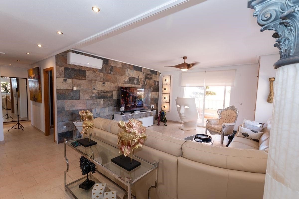   This South-East Facing, Three Bedroom, 2nd Floor Apartment in Los Dolses, Villamartin, is located in a desirable area of the Orihuela Costa, just a 