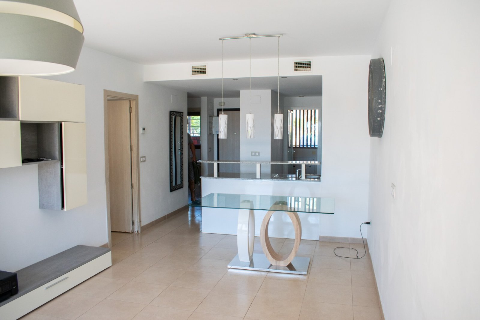 Wir präsentieren Ihnen dieses exklusive 112 m² große Apartment in Lomas de Cabo Roig , einer der begehrtesten Wohngegenden an der Costa Blanca in der