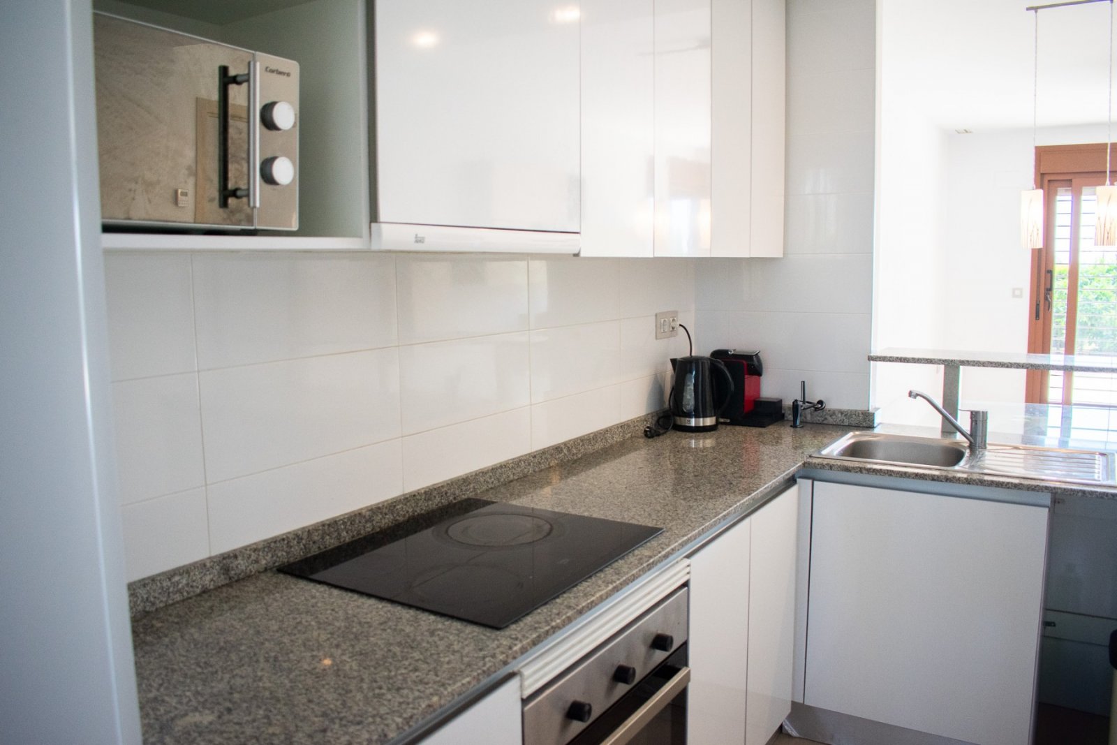 Wir präsentieren Ihnen dieses exklusive 112 m² große Apartment in Lomas de Cabo Roig , einer der begehrtesten Wohngegenden an der Costa Blanca in der
