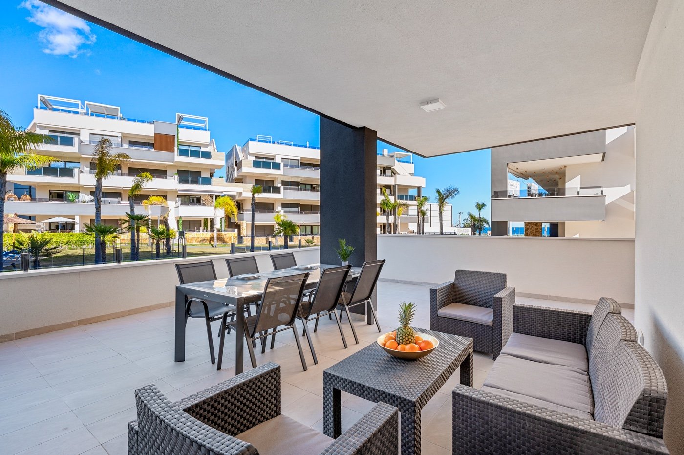 In einer der begehrtesten Lagen von Playa Flamenca an der Orihuela Costa präsentieren wir Ihnen diese exklusive Eck-Erdgeschosswohnung in einem erst
