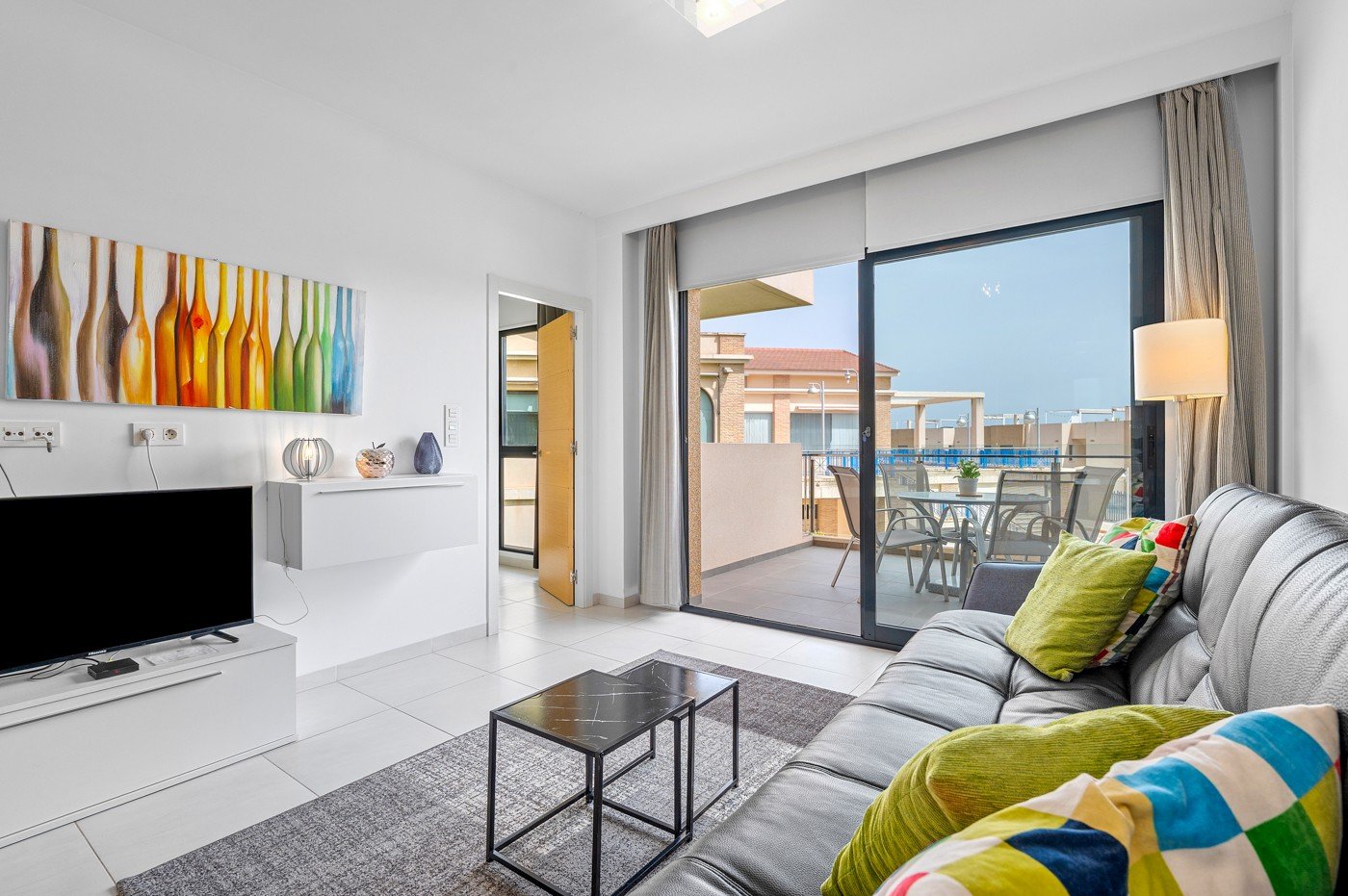 In der beliebten Gegend von La Zenia befindet sich dieses helle Apartment im exklusiven Residencial Sabrina, einer gepflegten Wohnanlage mit Gemeinsc