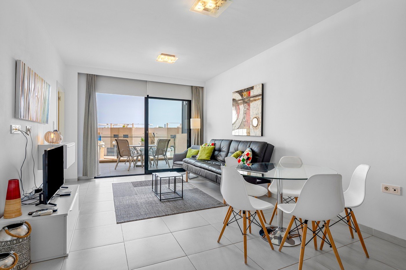 In der beliebten Gegend von La Zenia befindet sich dieses helle Apartment im exklusiven Residencial Sabrina, einer gepflegten Wohnanlage mit Gemeinsc