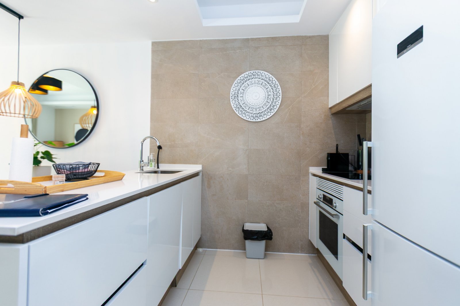 Wir präsentieren Ihnen diese stilvolle und moderne Erdgeschosswohnung aus dem Jahr 2019 in der exklusiven Wohnanlage Allegra Suits in Ciudad Quesada,