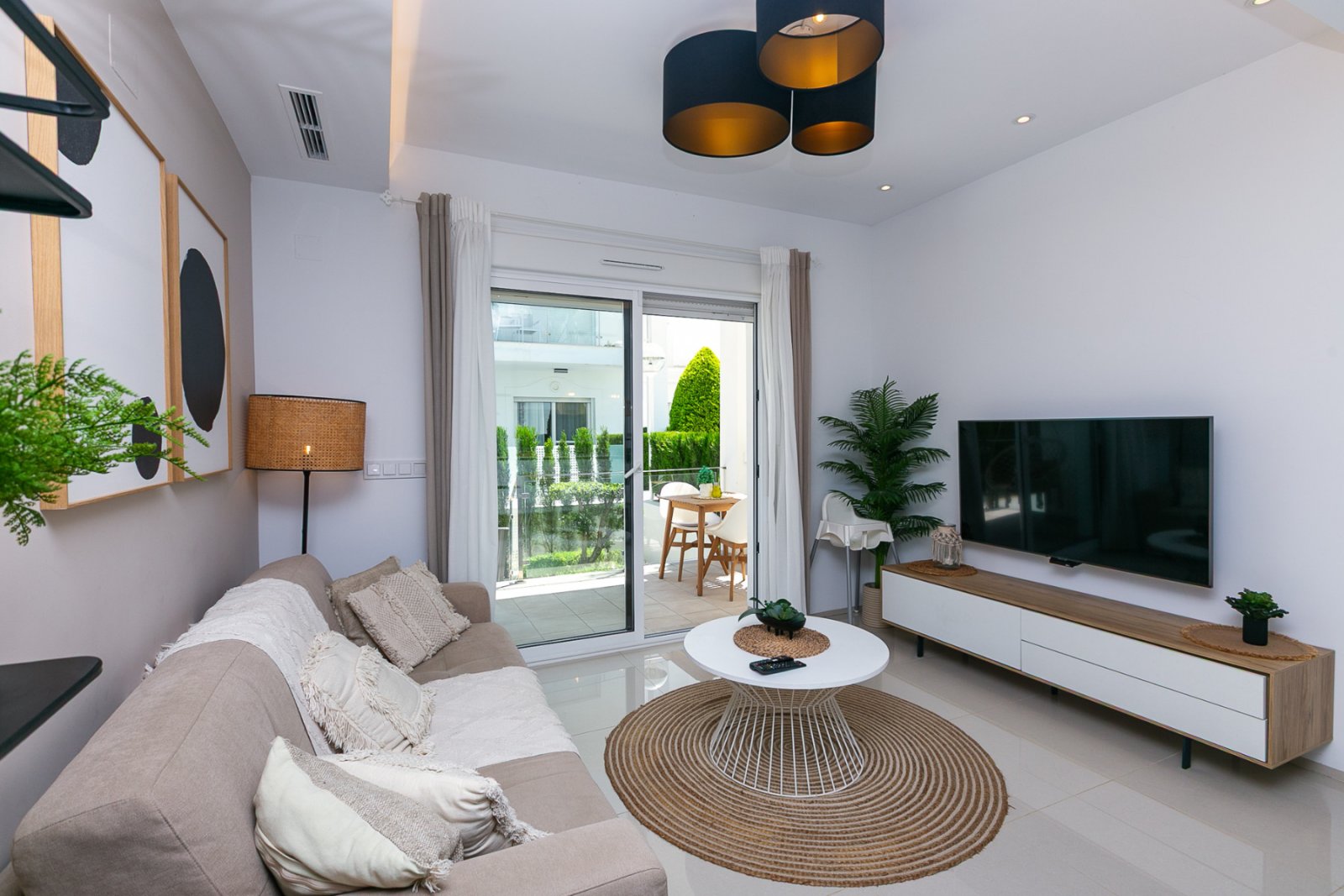 Wir präsentieren Ihnen diese stilvolle und moderne Erdgeschosswohnung aus dem Jahr 2019 in der exklusiven Wohnanlage Allegra Suits in Ciudad Quesada,