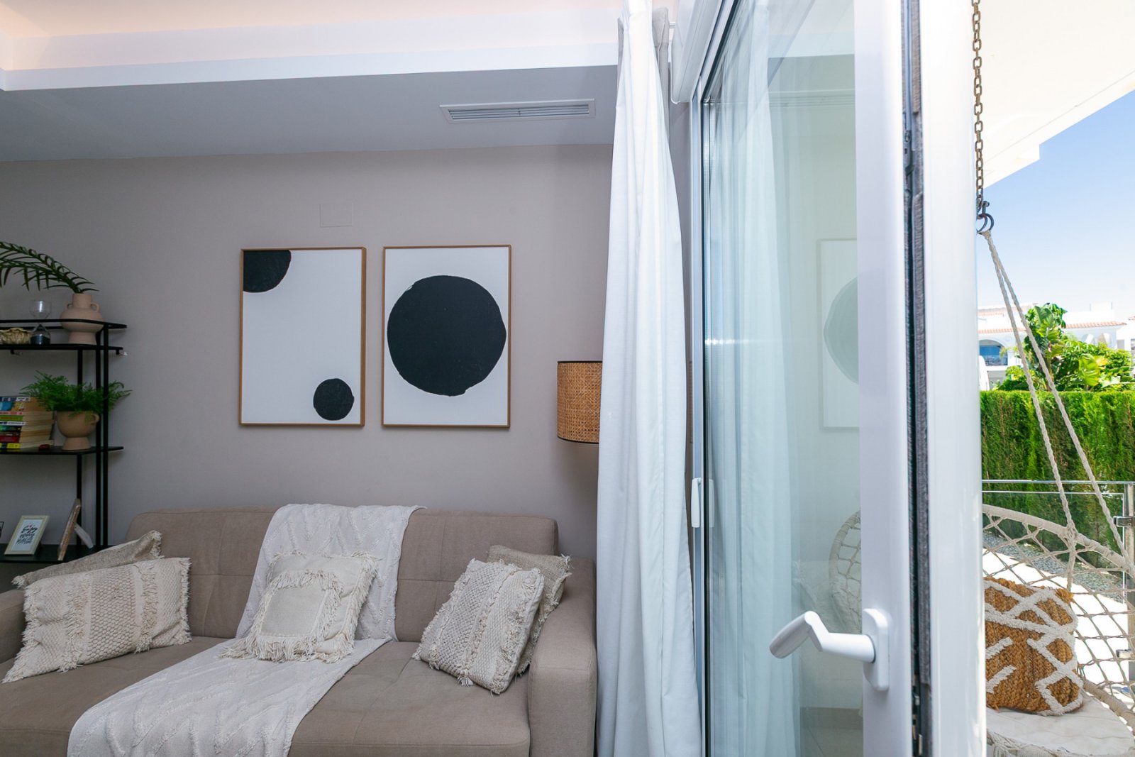 Wir präsentieren Ihnen diese stilvolle und moderne Erdgeschosswohnung aus dem Jahr 2019 in der exklusiven Wohnanlage Allegra Suits in Ciudad Quesada,