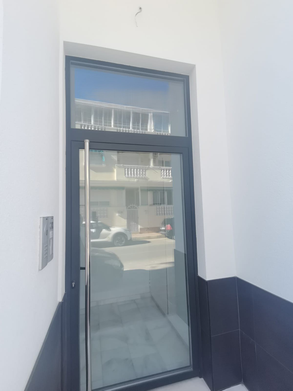 In der charmanten Stadt Torrevieja gelegen, bietet dieses exklusive Immobilienangebot eine Auswahl an Apartments und Erdgeschossen, ideal für diejeni