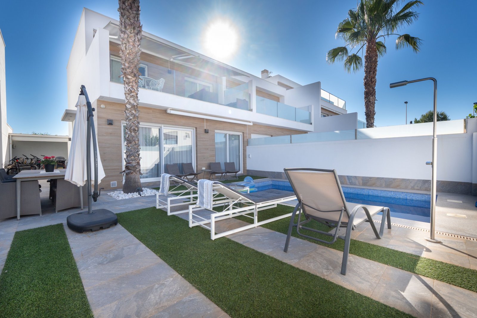 Dieses freistehende Chalet befindet sich in der charmanten Gemeinde San Pedro del Pinatar und bietet eine einzigartige Gelegenheit, das Leben an der