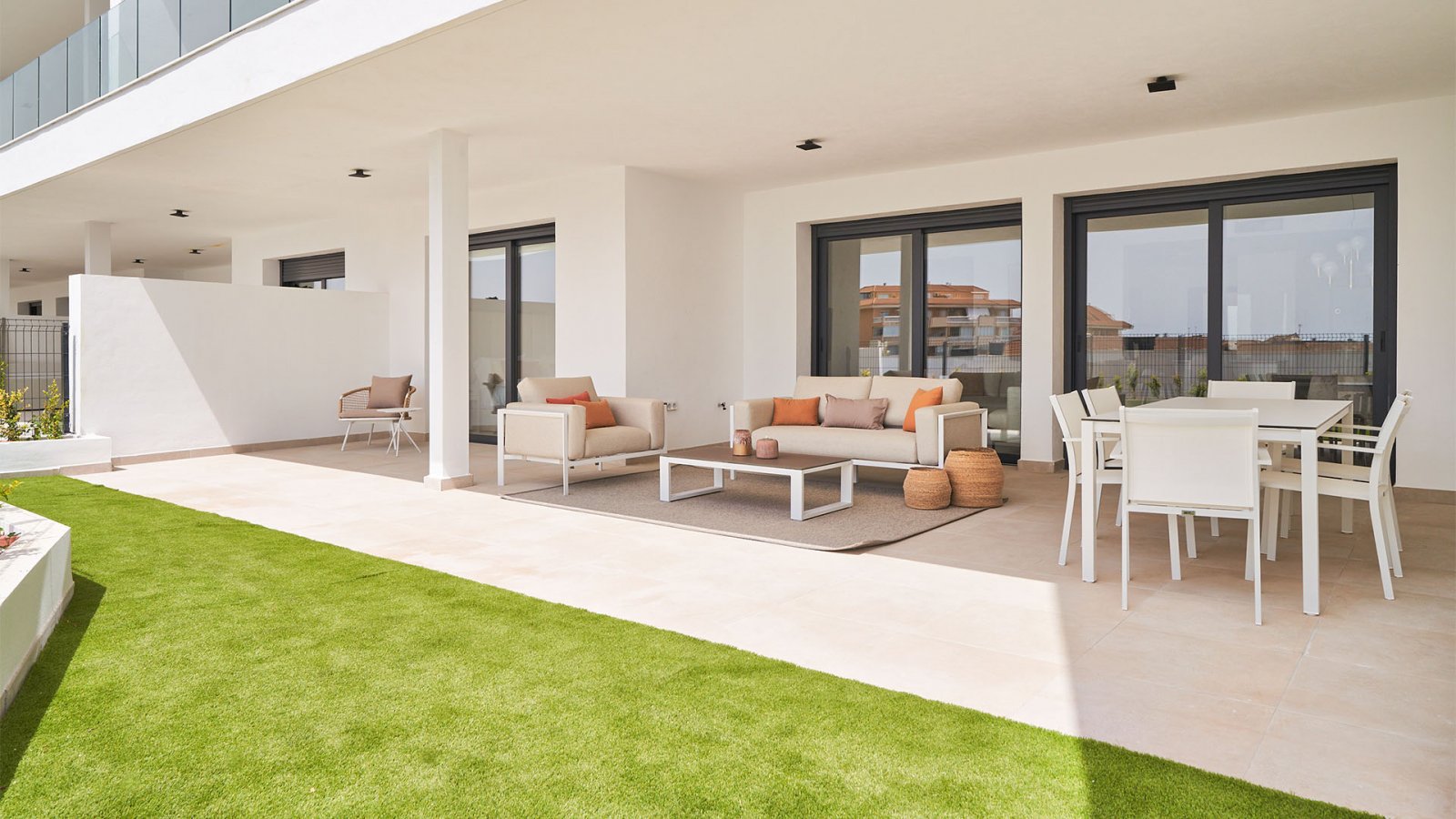  Higuerón Bay Residences by TM befindet sich in der privilegierten Gegend von El Higuerón in Fuengirola. Die Lage ist ausgezeichnet: Von der Anlage si