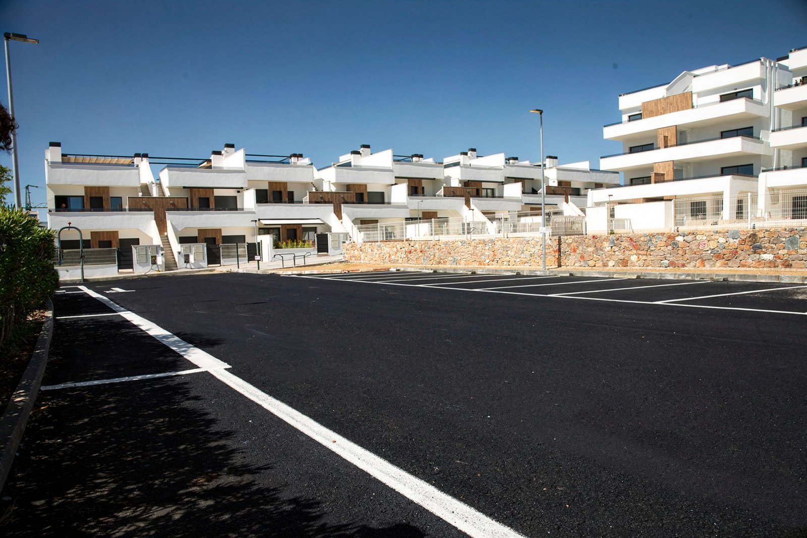  Im prestigeträchtigen Condado de Alhama gelegen, bietet diese Wohnanlage eine exklusive Auswahl von 21 Immobilien, darunter Apartments, Erdgeschosse 