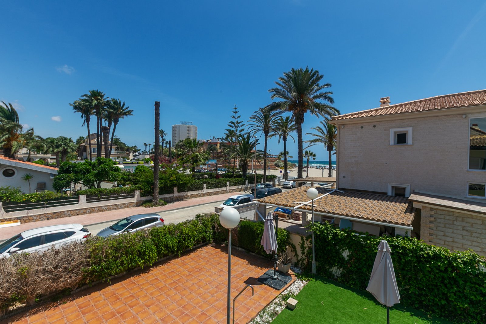 La Zenia:  In einer der exklusivsten und begehrtesten Lagen der Orihuela Costa gelegen, befindet sich diese fantastische freistehende Villa nur 47 Meter vom Str 