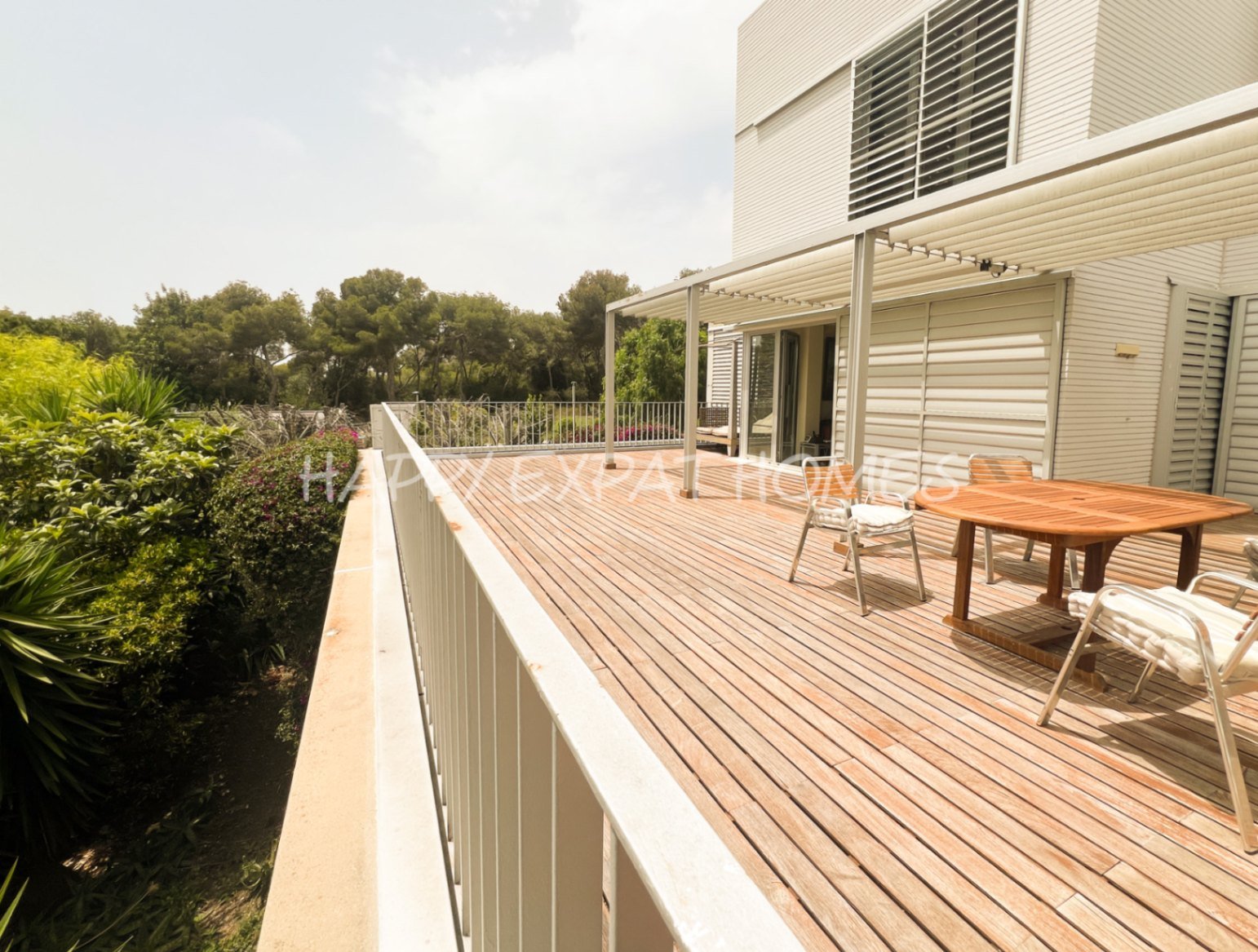 Wir lieben die Urbanisierung Casas del Mar, und dieses Duplex mit fünf Schlafzimmern und seiner wunderbaren Terrasse wird Ihr Herz stehlen.
Von der ge