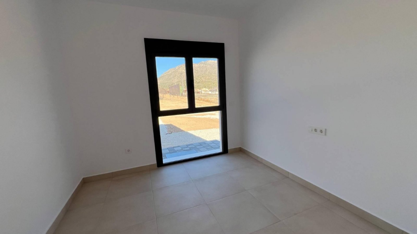  In der charmanten Umgebung von La Canalosa gelegen, bietet dieses exklusive Immobilienangebot zwei freistehende Häuser, die Komfort und Modernität ve